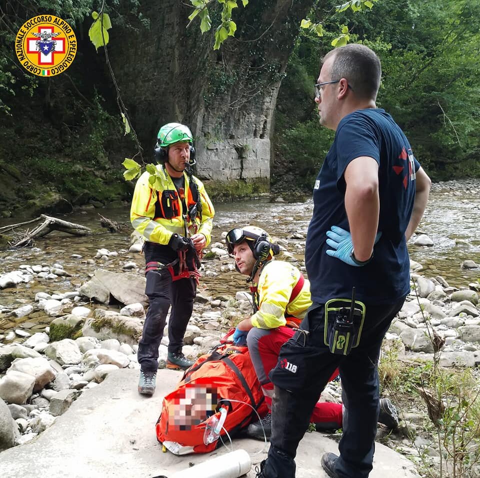 2 giugno 2023. Castel d'Aiano, Castel di Casio ( BO). Mattinata impegnativa per i tecnici del Soccorso ALpino.