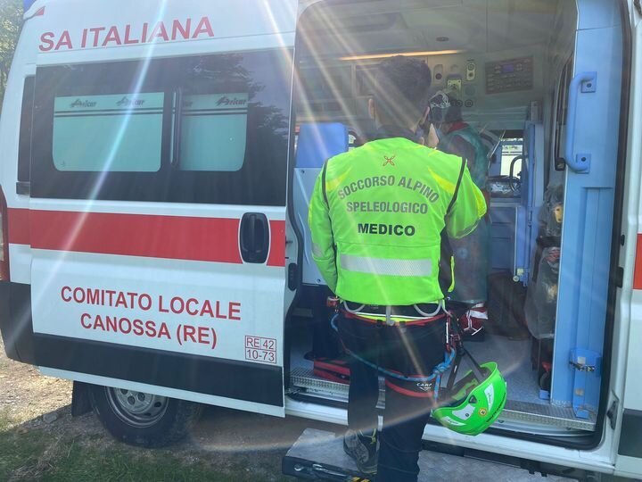 20 ottobre 2021. Boschi di Selvapiana (Canossa - Re). Escursionista in shock anafilattico dopo esser stato attaccato da uno sciame di calabroni.