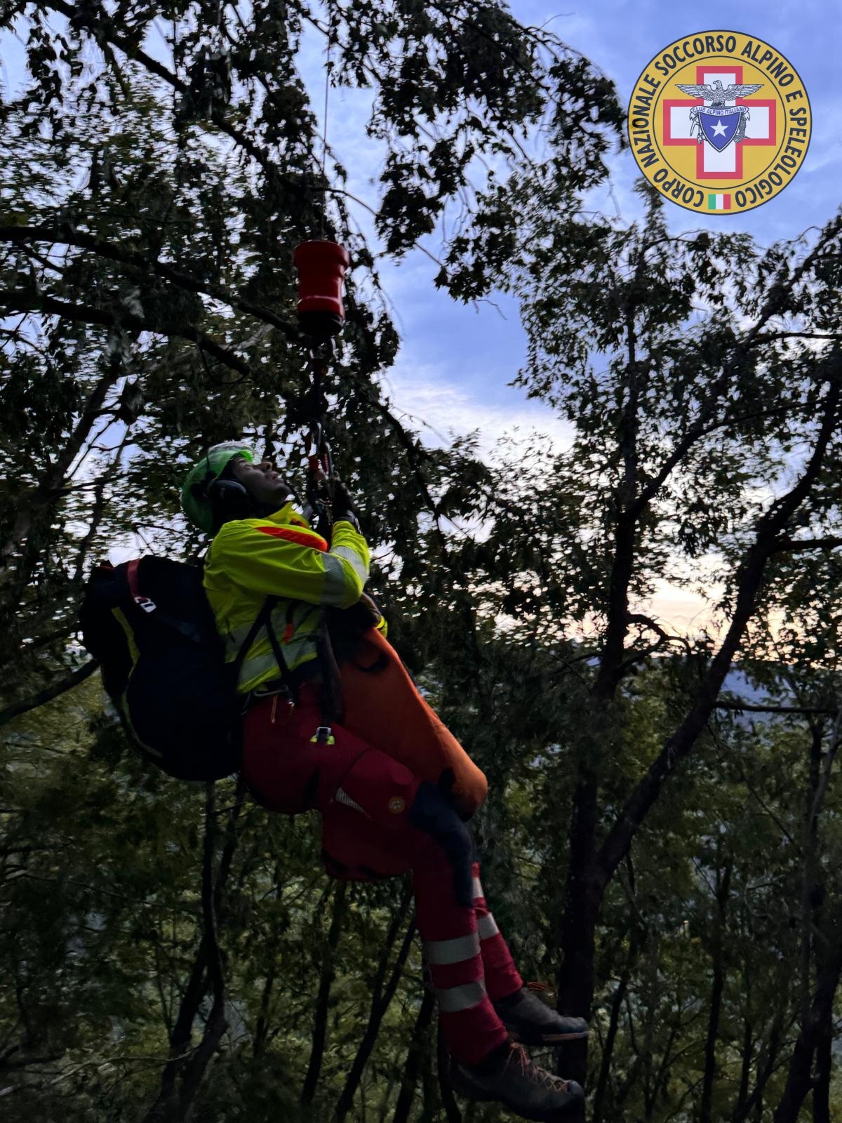 18 agosto 2024. SERRAZZONE (Fanano - Mo). Automobile in scarpata.