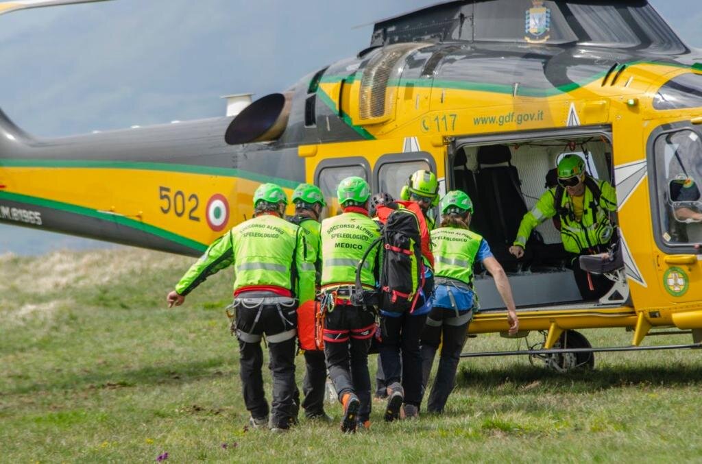 30 aprile 2022. Soccorso Alpino e Speleologico Emilia-Romagna e Soccorso Alpino della Guardia di Finanza si esercitano insieme alla Pietra di Bismantova con l&rsquo;impiego di due elicotteri
