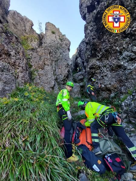 20 settembre 2025. Monte Penna (Tornolo -PR). Scivola in un canalone mentre cerca funghi.