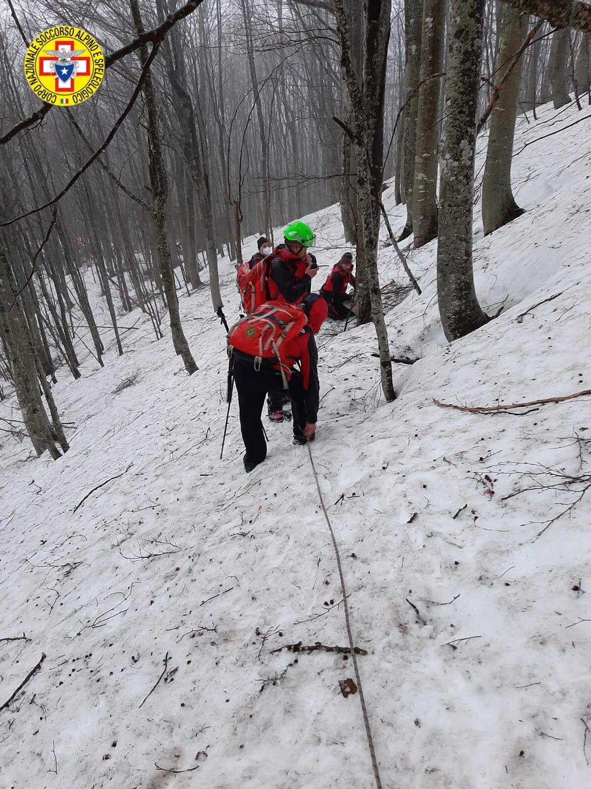 10 aprile 2021. Corno alle Scale - Lizzano in Belvedere (BO). Runner scivola in un canalone.