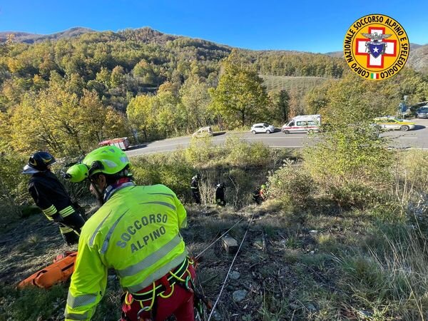 15 novembre 2023. Berceto (PR). Soccorso uomo intrappolato in auto precipitata da scarpata.