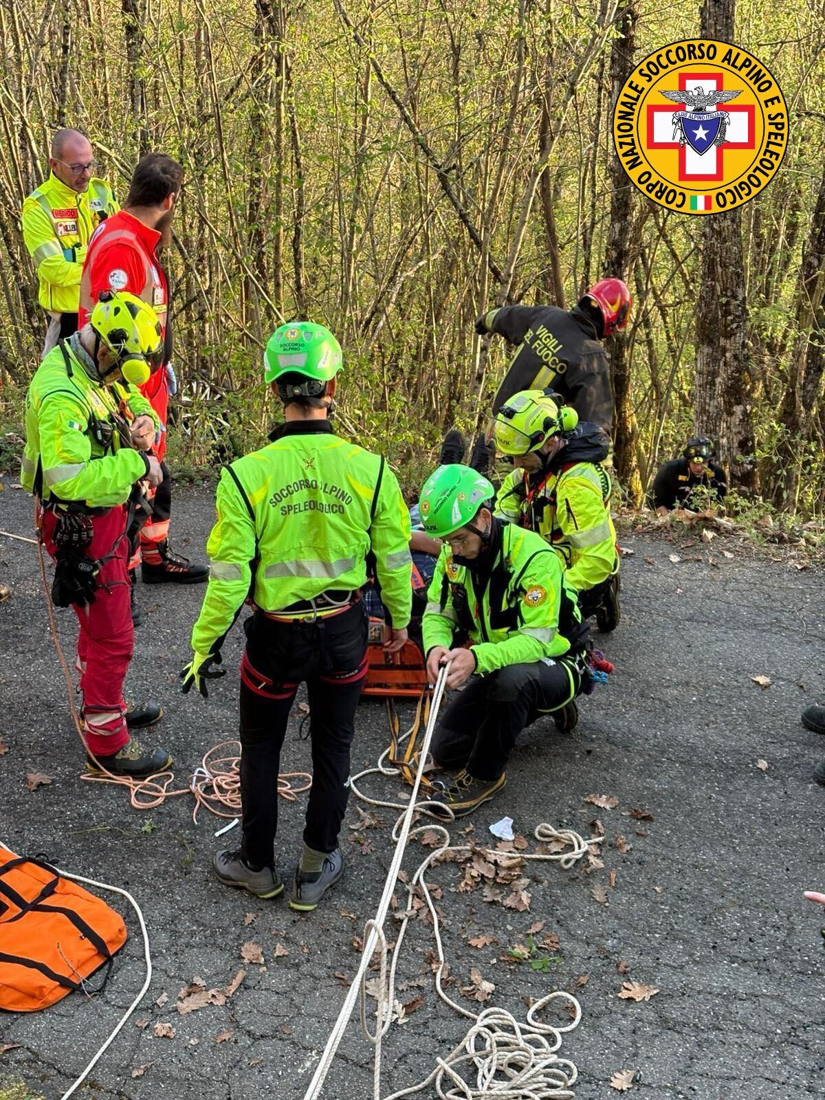 11 aprile 2026. Piana di Carniglia (Bedonia - PR). Soccorso uomo precipitato con auto in una scarpata. 11 aprile 2026. Piana di Carniglia (Bedonia - PR). Soccorso uomo precipitato con auto in una scarpata.