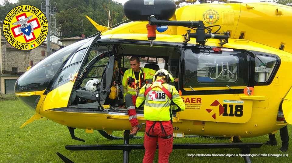 30 maggio 2018. VETTO (Re). Escursionista accusa malore sul sentiero. Trasportato in elicottero a Parma.