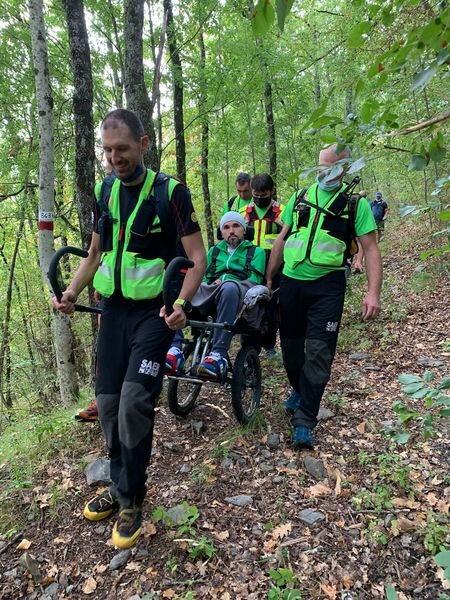 Una storia che profuma di amicizia, speranza e coraggio.