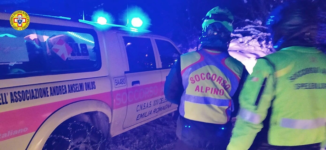 10 gennaio 2021. Lago Buono (Borgotaro - Pr). Ragazzi in difficolt&agrave; sulla neve.