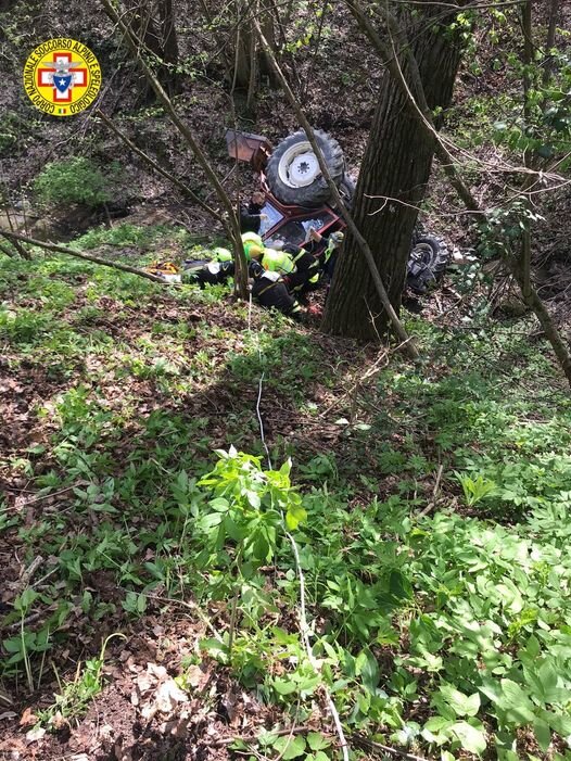 21 aprile 2021. Monte Pizzacano (MO). Precipita in una scarpata mentre lavora con il trattore.