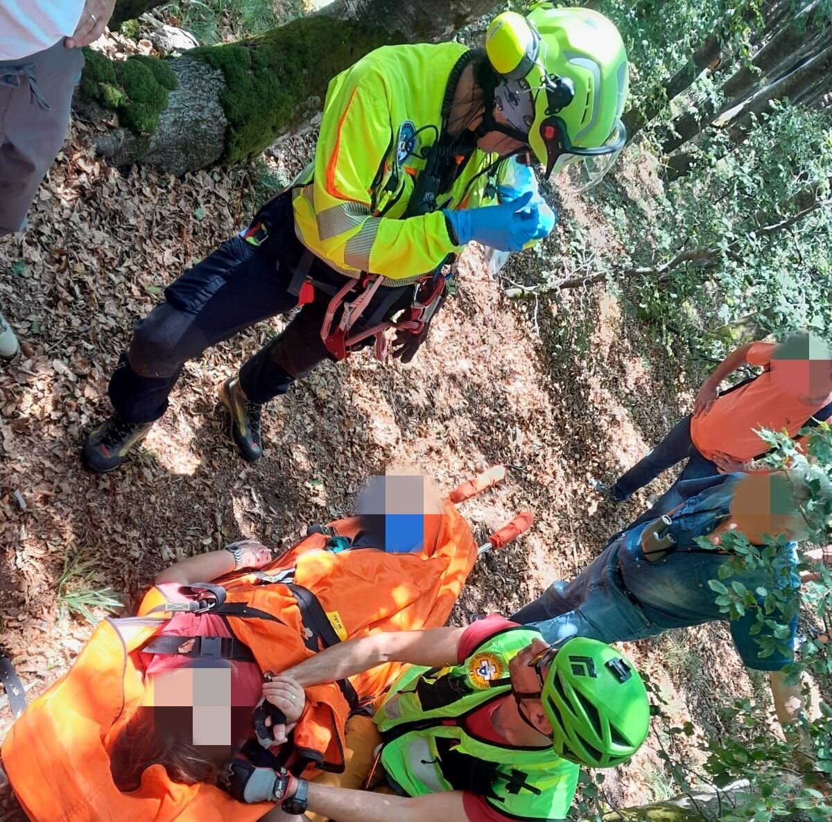 15 agosto 2025. Monte Penna (Bedonia - Pr) Escursionista scivola sul sentiero; raggiunta dal Soccorso Alpino e recuperata dell'elisoccorso.