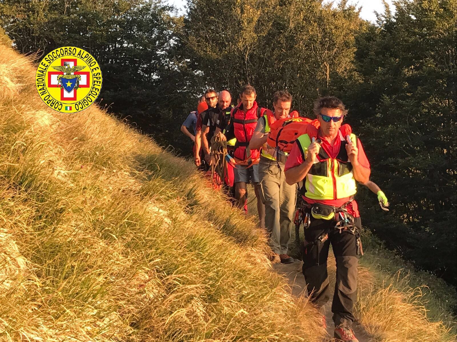 MONTE VENTASSO (RE). Cade sul sentiero infortunandosi alla gamba. Trasportata a valle dal CNSAS.
