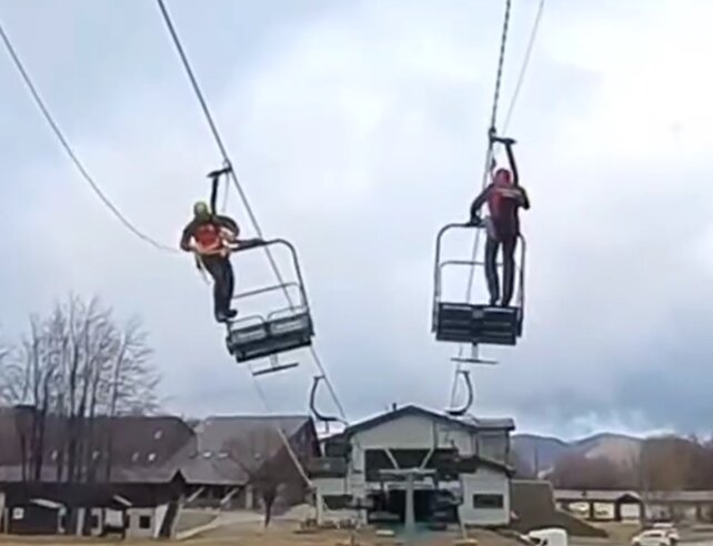 25 gennaio 2024. Prato Spilla (Monchio delle Corti - PR). I Tecnici del SAER in addestarmento di evacuazione impianti di risalita