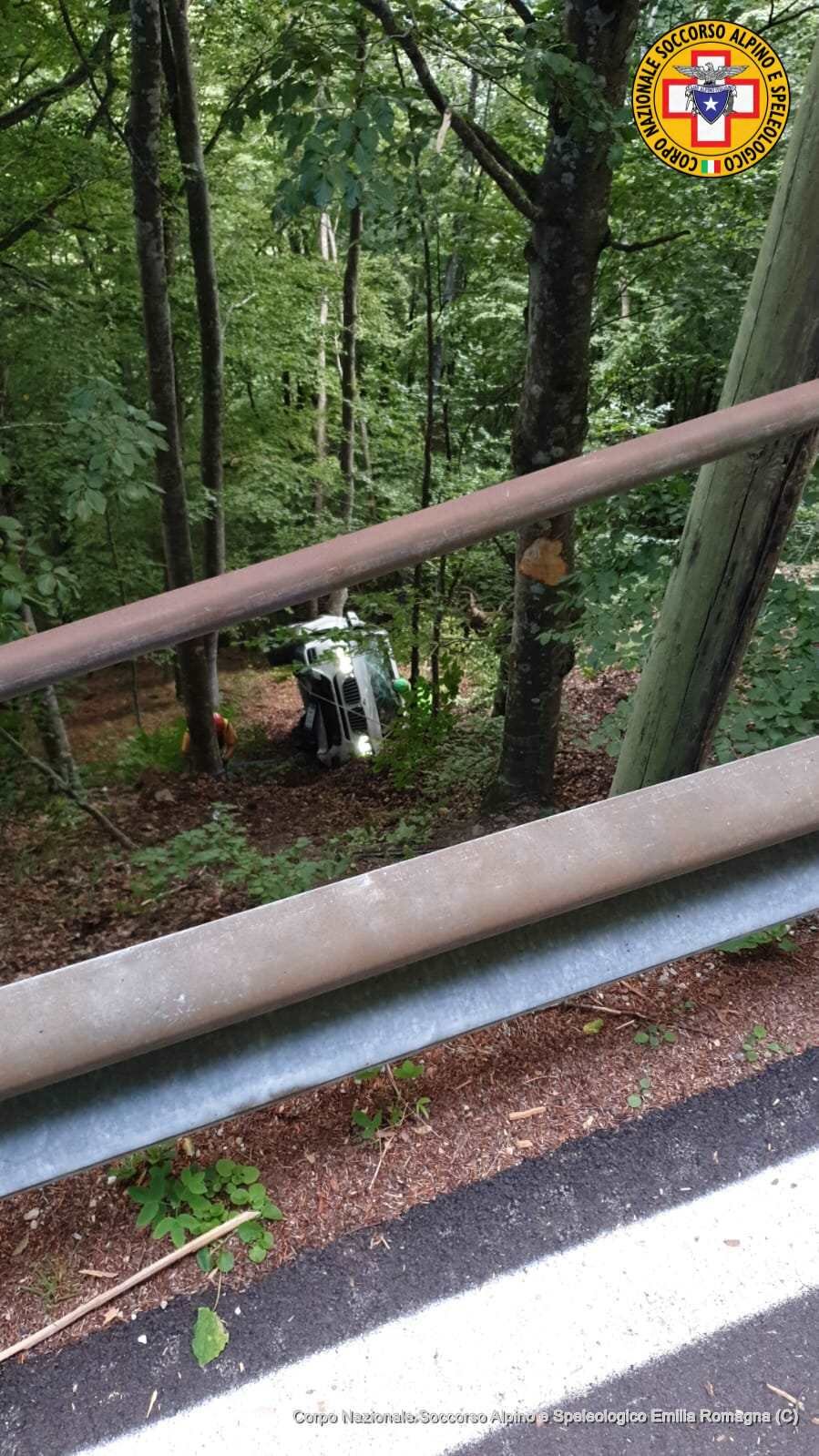 26 agosto 2022. Passo di Mandrioli (FC). Auto finisce in scarpata.