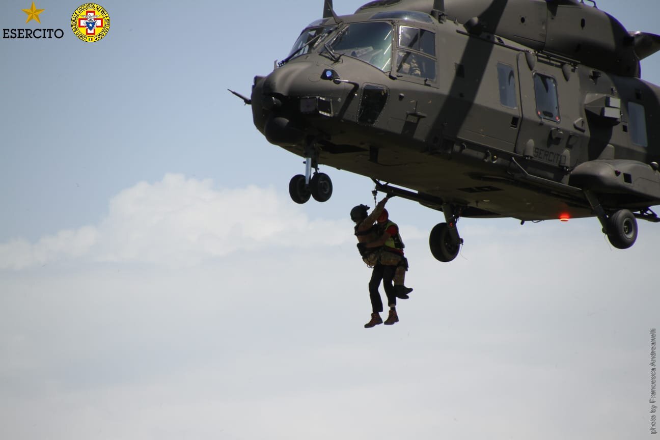 12 giugno 2018. Maiolo (RN). Addestramento congiunto di soccorso aereo: Il Corpo Nazionale del Soccorso Alpino e Speleologico ed il 7&deg; Reggimento Aviazione dell&rsquo;Esercito si esercitano nei cieli della Valmarecchia alle operazioni di soccorso con verricello