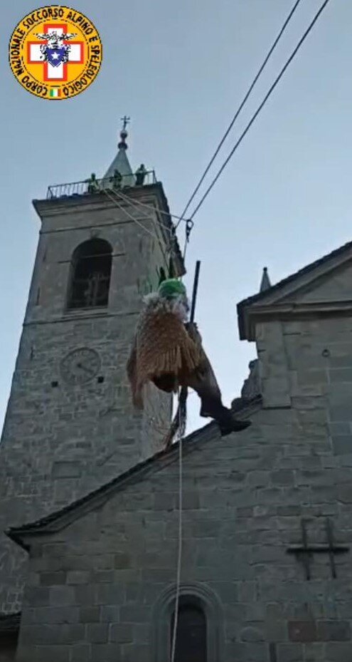 6 gennaio 2023. Fiumalbo (MO) e Lizzano In Belvedere (BO). La Befana del Soccorso Alpino porta doni ai piccoli.