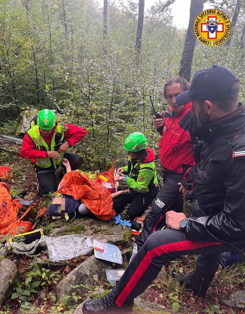 21 settembre 2023. Cerreto Laghi (RE). Cade procurandosi diversi traumi nel bosco.