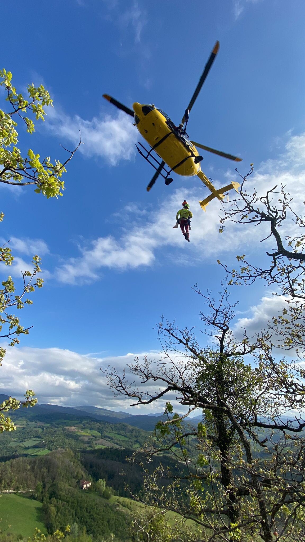25 aprile 2023. Monte Sola (Marzabotto - BO). Donna scivola durante escursione procurandosi un trauma.