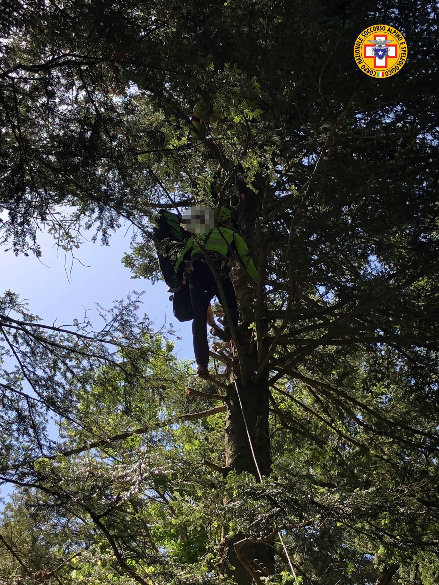 2 giugno 2022. Monte Calvanella (MO). Perde quota con il parapendio e resta impigliato tra gli alberi.
