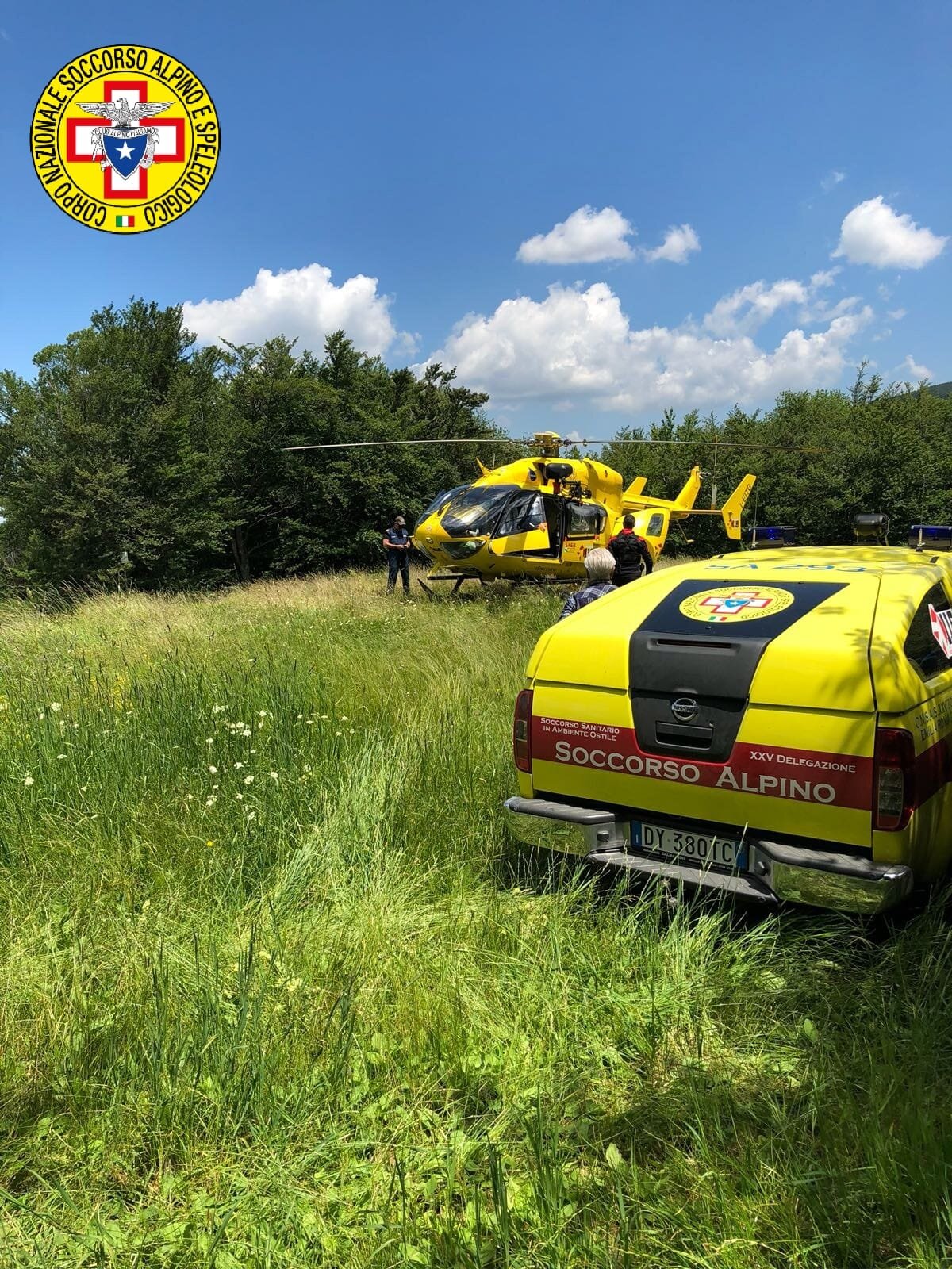 27 giugno 2018. Auto precipita in un burrone ad Alpe di Bedonia, intervento del Soccorso Alpino.