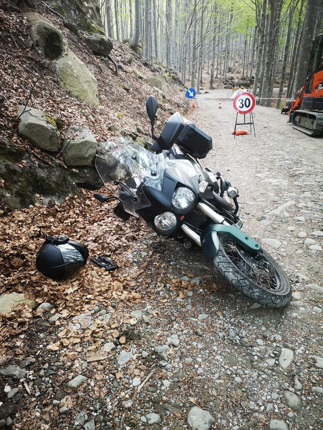 11 maggio 2022. Lagdei (Corniglio - Pr) Motociclista cade su strada sterrata.