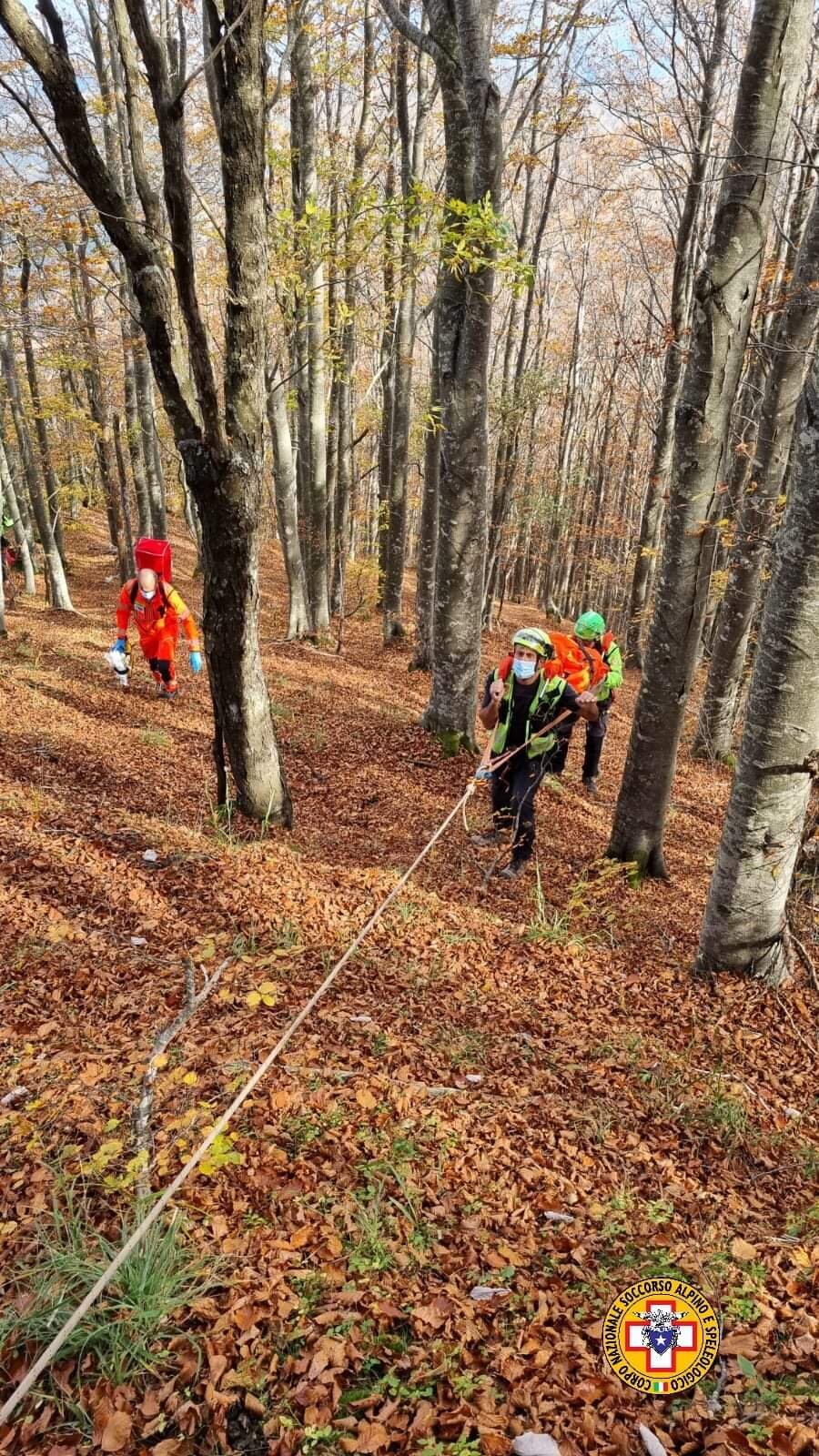 13 ottobre 2022. Passo della Calla (FC). Si infortuna mentre cerca funghi.