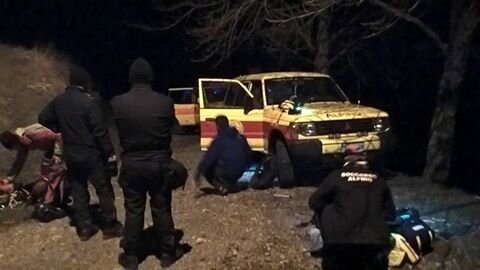 Monte Alfeo (Zerba &ndash; &shy;Pc). Escursionisti in&shy; difficolt&agrave; sul senti&shy;ero di rientro; accom&shy;pagnati a valle incolu&shy;mi dal Corpo Nazional&shy;e di Soccorso Alpino &shy;e Speleologico.