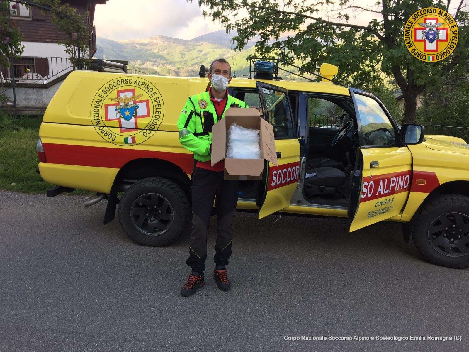 8 maggio 2020. Fiumalbo (MO). Tecnici SAER impegnati nella distribuzione di mascherine chirurgiche alla popolazione.