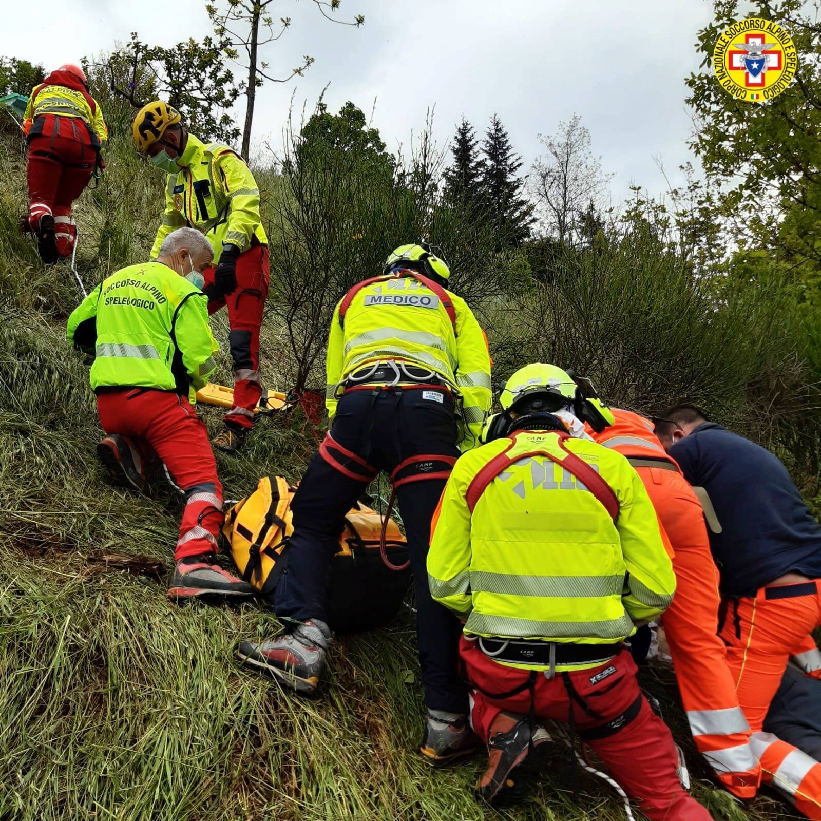 29 aprile 2021. Sasso Marconi (BO). Scivola in un burrone.