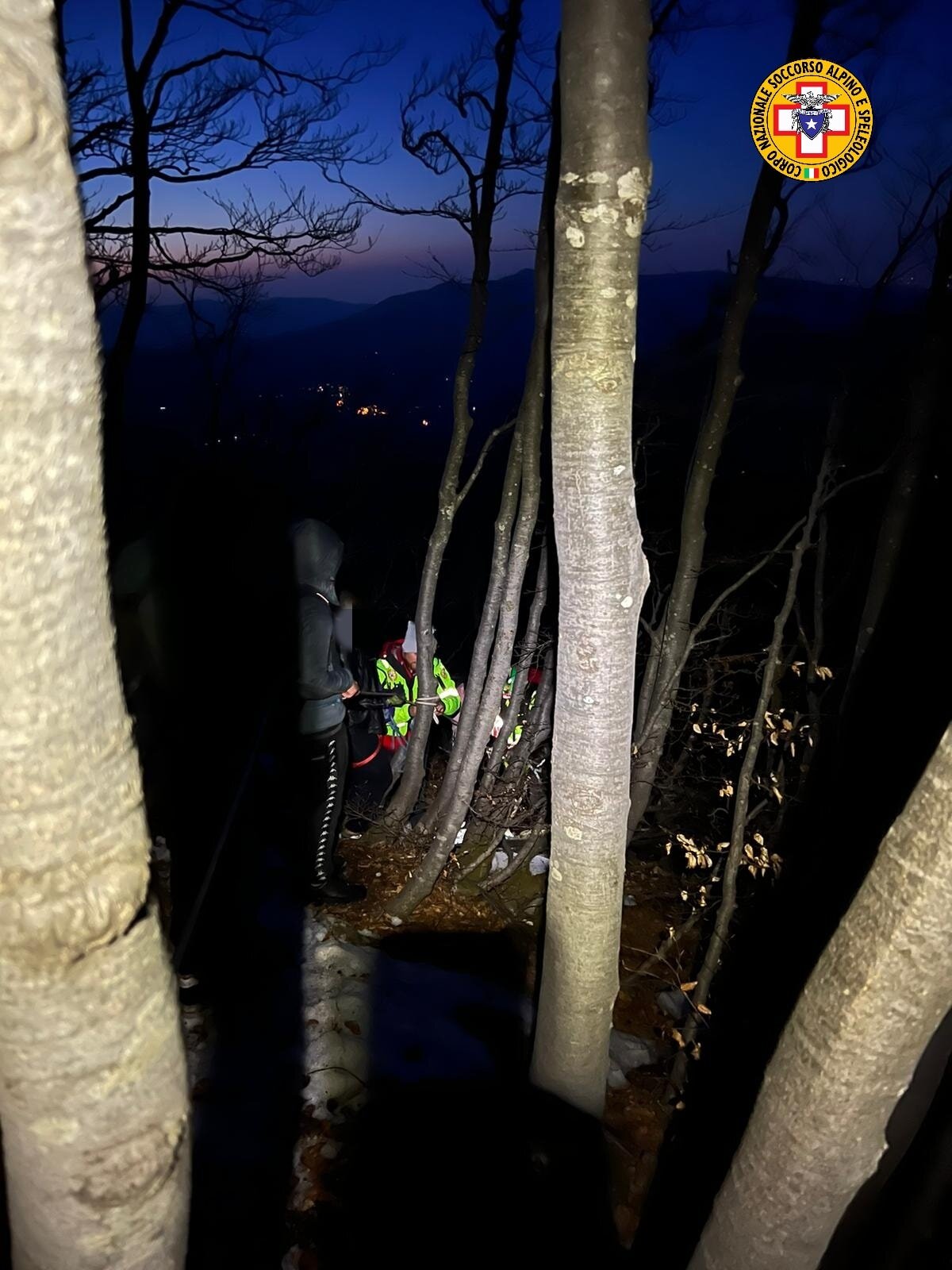 18 aprile 2022. Prato Spilla (Monchio delle Corti - Pr) Gruppo di escursionisti bloccato nella neve