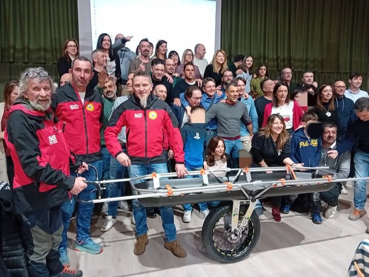 Al Soccorso Alpino parmense donata una barella di ultima generazione.