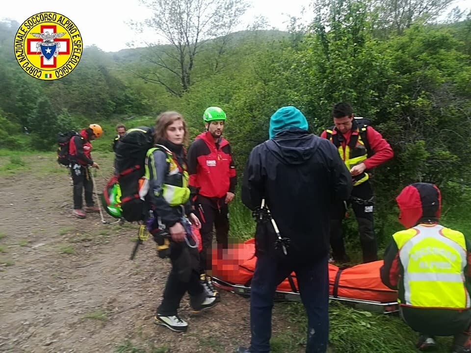 27 maggio 2018. Selva di Ferriere (PC). Scivola sul sentiero infortunandosi alla gamba.