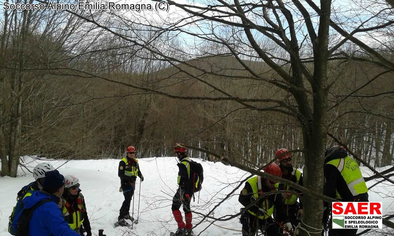06 gennaio 2018 -Campigna (Santa Sofia -FC) Brutta Caduta da snowboard fuori pista, ragazza soccorsa dai Tecnici del Soccorso Alpino.