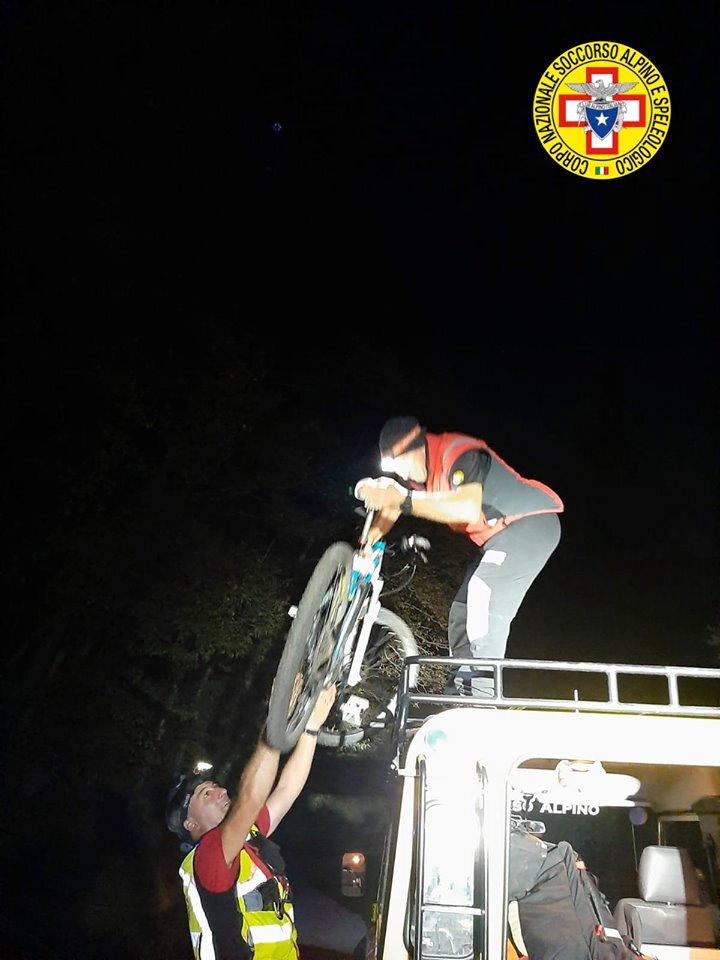 15 agosto 2019. Si esaurisce la batteria nella loro bicicletta a pedalata assistita e li coglie il buio