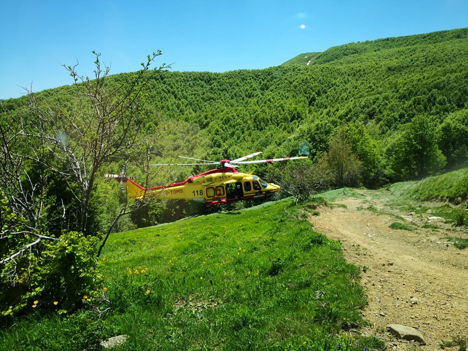 4 giugno 2021. Monte Navert (Monchio delle Corti - Pr) Cade col parapendio.