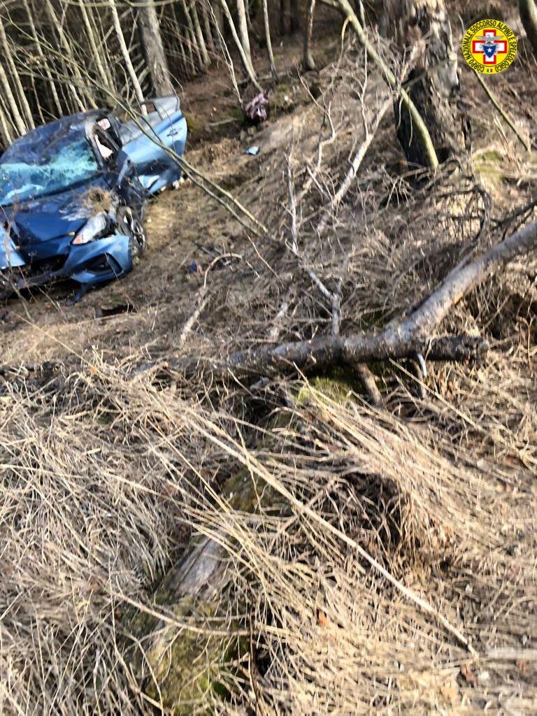 9 maggio 2021. Passo del Lupo (MO). Precipitano in una scarpata con l'auto.