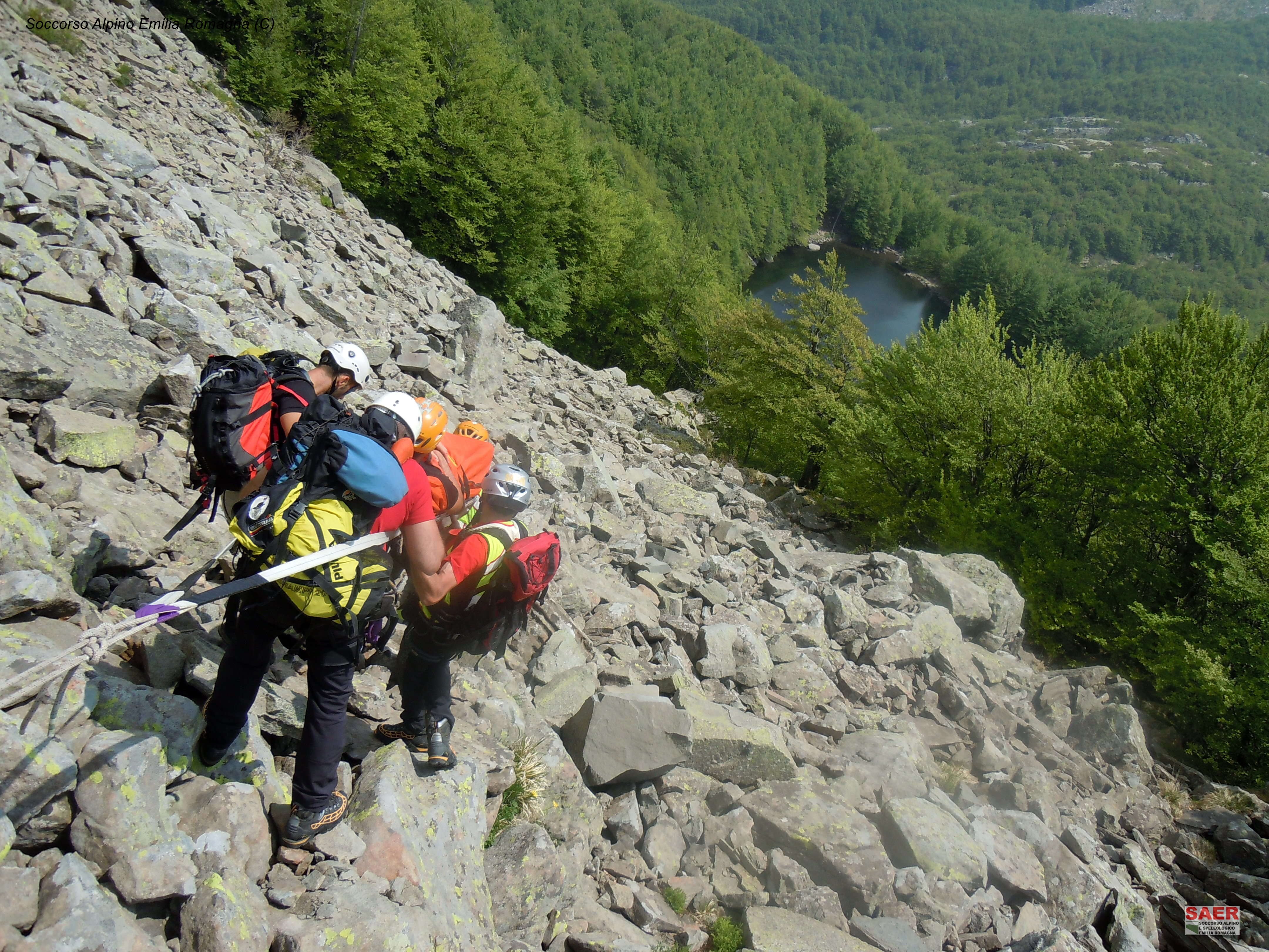 15 ottobre -Serramazzoni Montetardone - Tagliatino (MO) Soccorso escursionista con trauma arto, intervento dei tecnici della Stazione Monte Cimone.