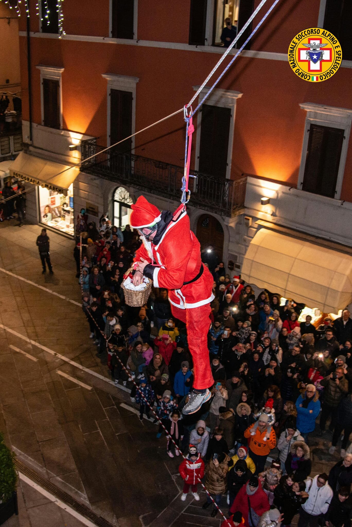 Il Soccorso Alpino porta il natale nelle piazze.