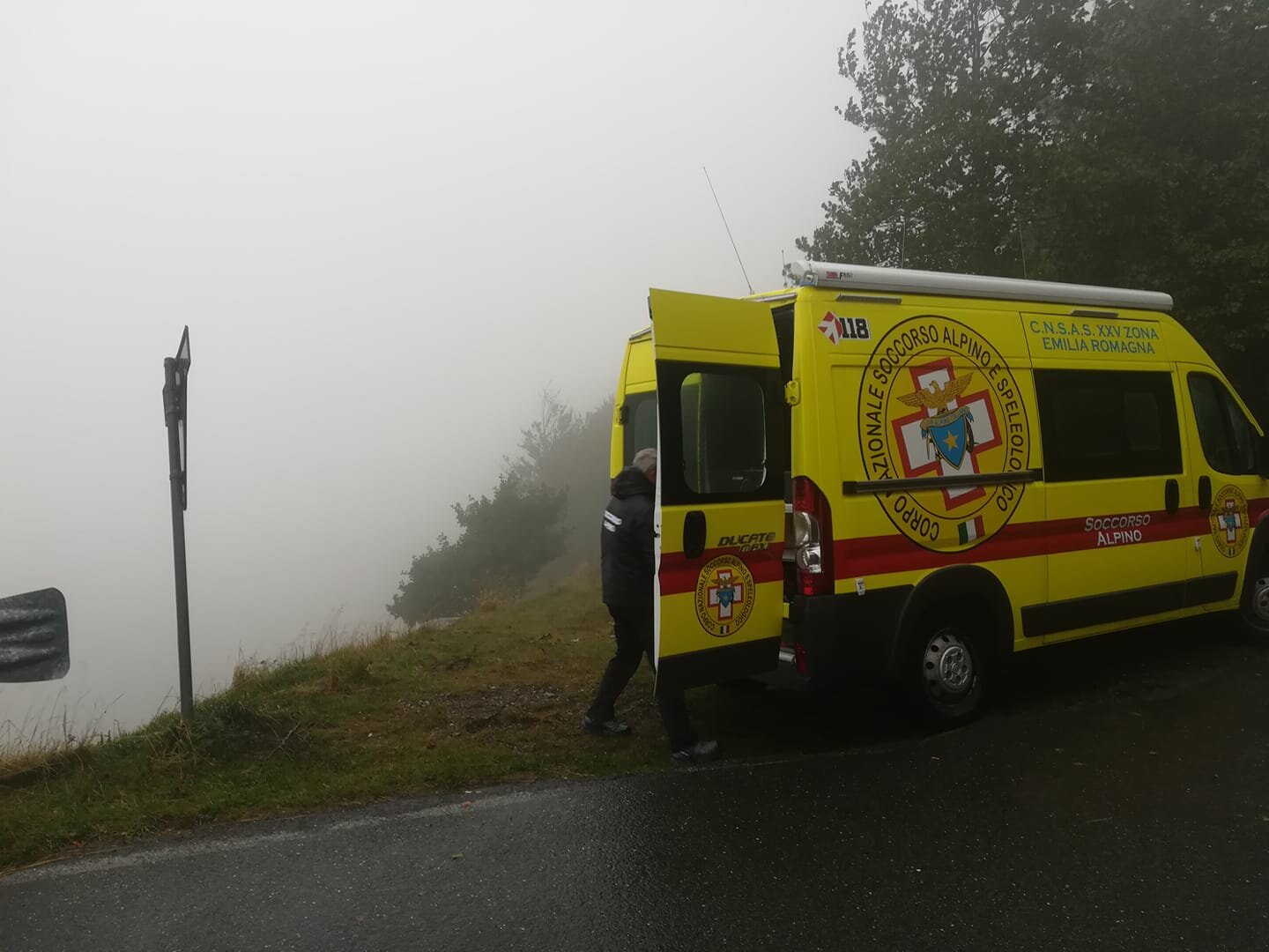3 novembre 2019. Bazzano (Neviano degli Arduini - Pr). Motociclista cade su terreno impervio. Soccorsi difficili.