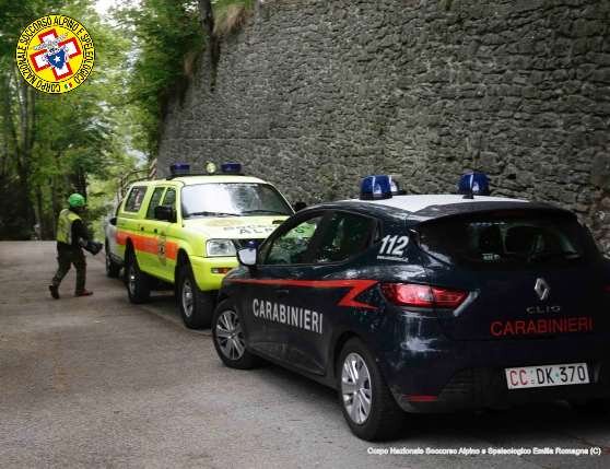 15 maggio 2018. Pietra di Bismantova - CASTELNOVO MONTI (RE). I tecnici del Soccorso Alpino impegnati per recuperare il corpo di un uomo rinvenuto tra la vegetazione.