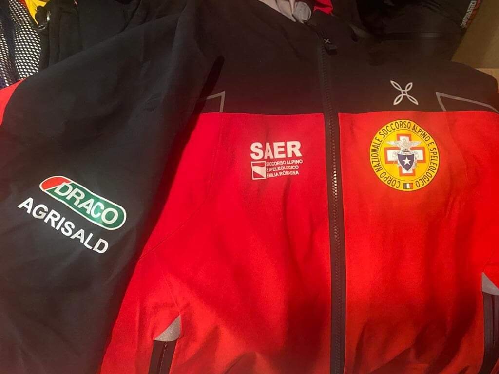 Nuova divisa tecnica per la stazione monte Falco del Soccorso Alpino e Speleologico Emilia Romagna grazie alla sponsorizzazione di due importanti aziende territoriali della Romagna: Agrisald SAS AGRISALD sas e Draco edilizia Draco S.p.A.&nbsp;