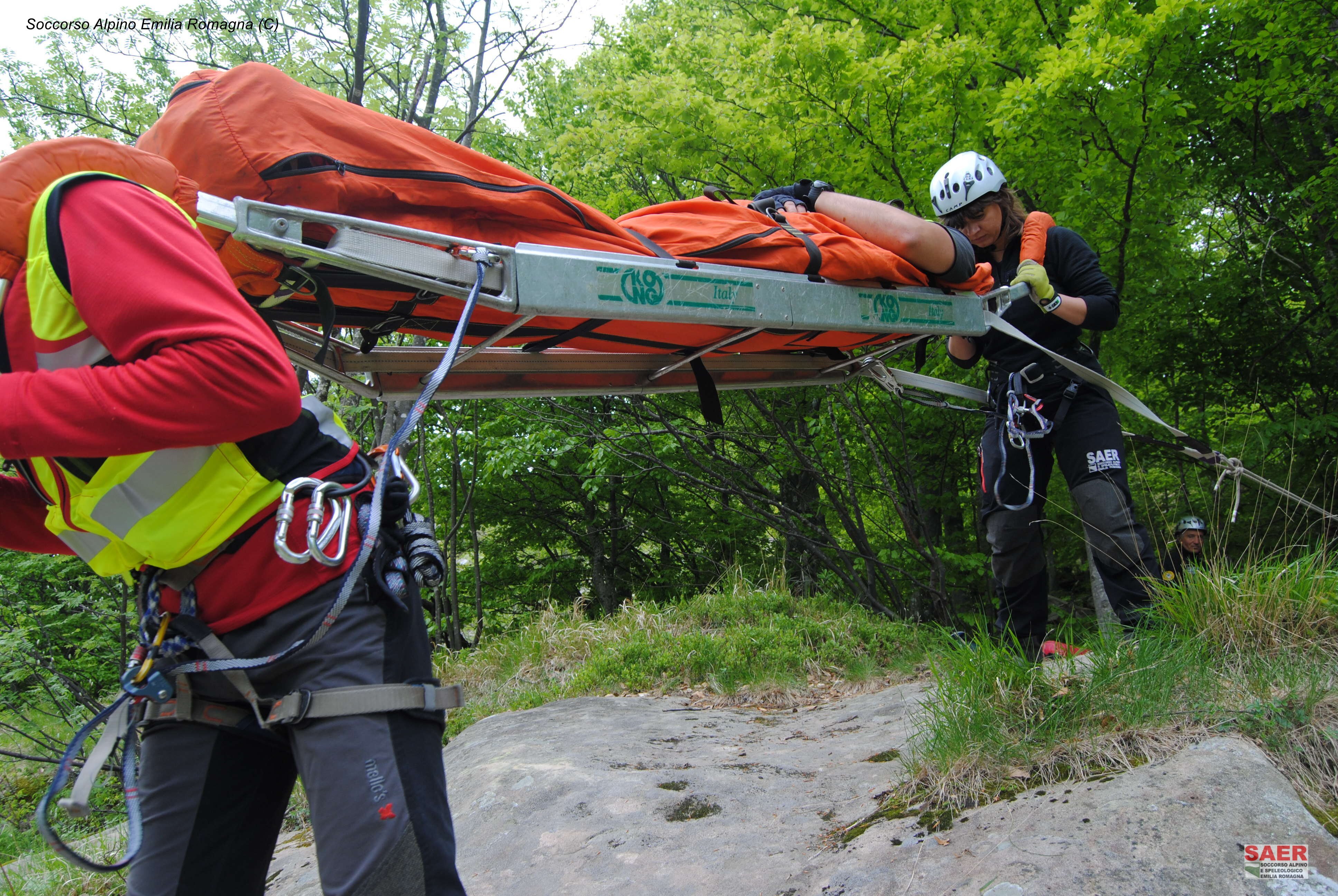 19 novembre 2017- Badia di Sasso Santa Sofia (FC). Cade nel bosco e si frattura una gamba: intervento dei Tecnici SAER della Stazione Monte Falco.