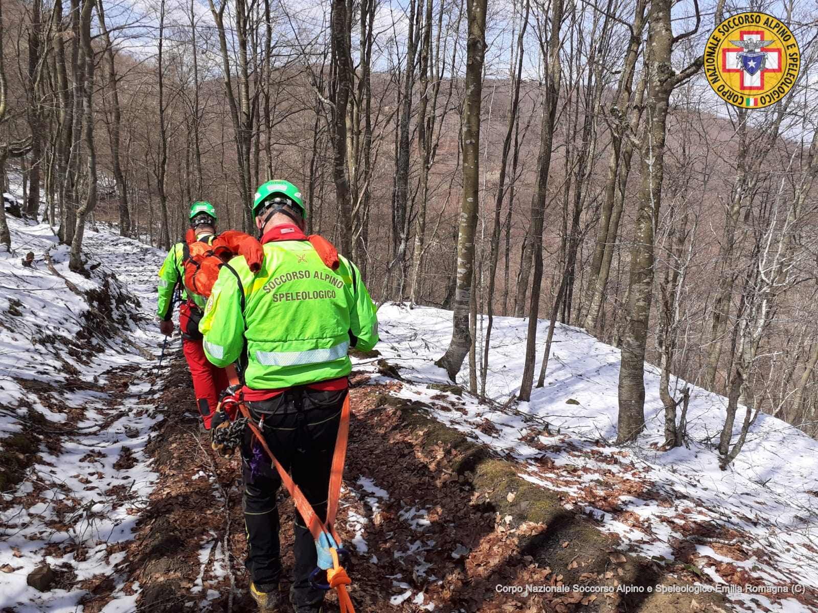 17 aprile 2021. Morfasso (PC). Scivola sul sentiero durante escursione e si procura un trauma ad una caviglia.