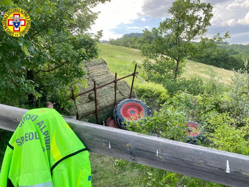 5 giugno 2021. Castellarano (RE). Si ribalta con il trattore.