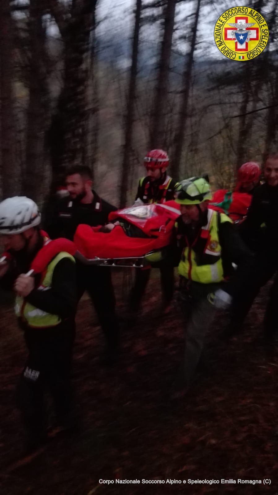 11 novembre 2018. Campigna - Santa Sofia (FC). Escursionista di infortuna su sentiero.