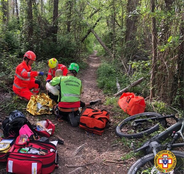 23 aprile 2023. Monte Denavolo (Travo - PC). Cade dalla mountain bike procurandosi un trauma.