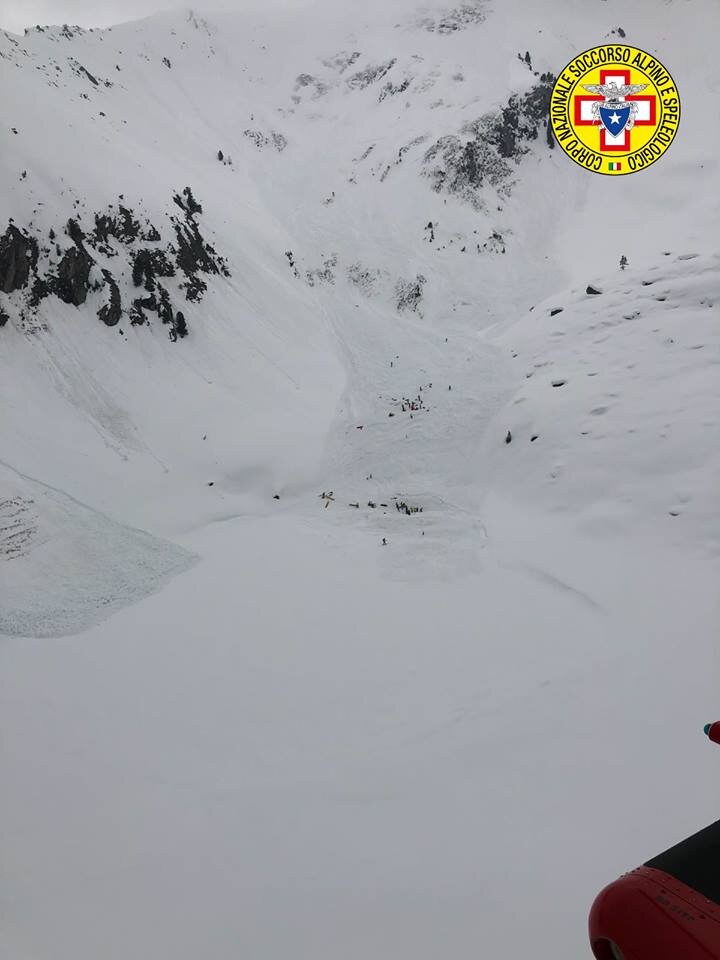 7 aprile 2018. Il Soccorso Alpino della Valle d'Aosta &egrave; intervenuto per una valanga sul Colle di Chamol&eacute;, a Pila, anche un volontario del Servizio Regionale Emilia Romagna in escursione presta i primi soccorsi.