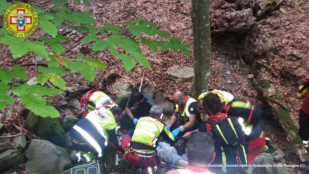 15 settembre 2018. Loc. Burrone di Ospitale (Fanano-Mo). Fungaiolo cade in un burrone riportando diversi traumi. Trasportato all'Ospedale in elicottero.