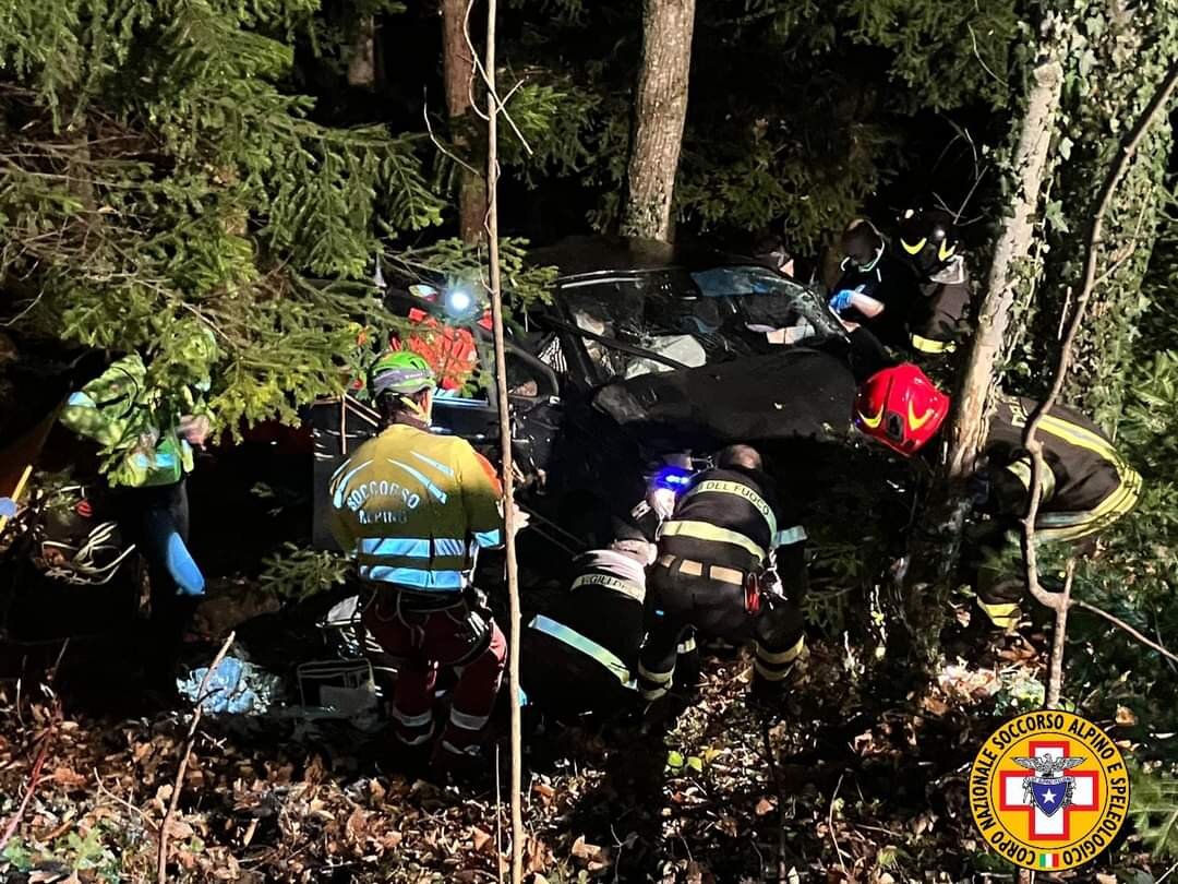 1 gennaio 2023. Sestola (MO). Soccorsi occupanti di un'auto finita in una scarpata.