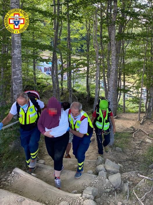 16 agosto 2021. Rifugio Battisti (RE). Scivola procurandosi un trauma durante rientro da escursione.