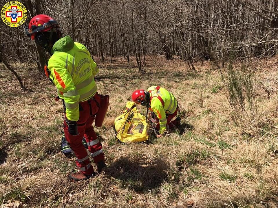27 aprile 2019. CERVAROLA (Montecreto - Mo). Uomo accusa malore. Trasportato in ospedale con l'elicottero. 27 aprile 2019. CERVAROLA (Montecreto - Mo). Uomo accusa malore. Trasportato in ospedale con l'elicottero.
