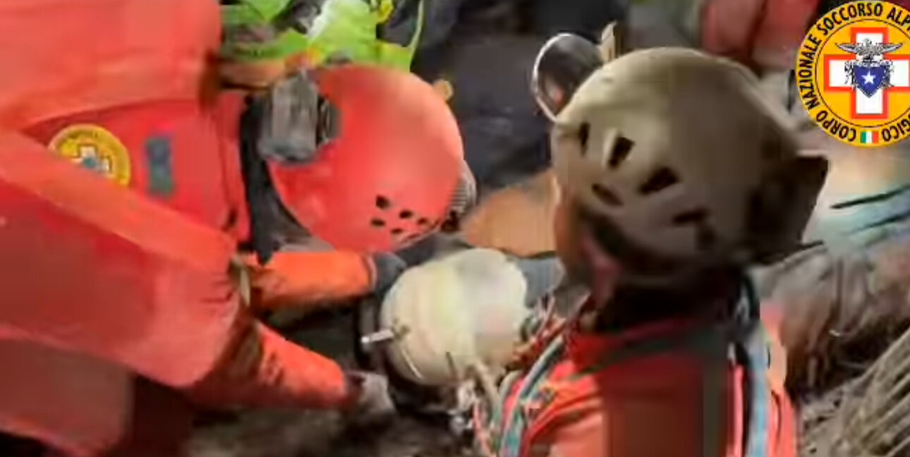 18 dicembre 2014. Bueno Fonteno (BG). Concluse le complesse operazioni di soccorso della speleologa ferita.